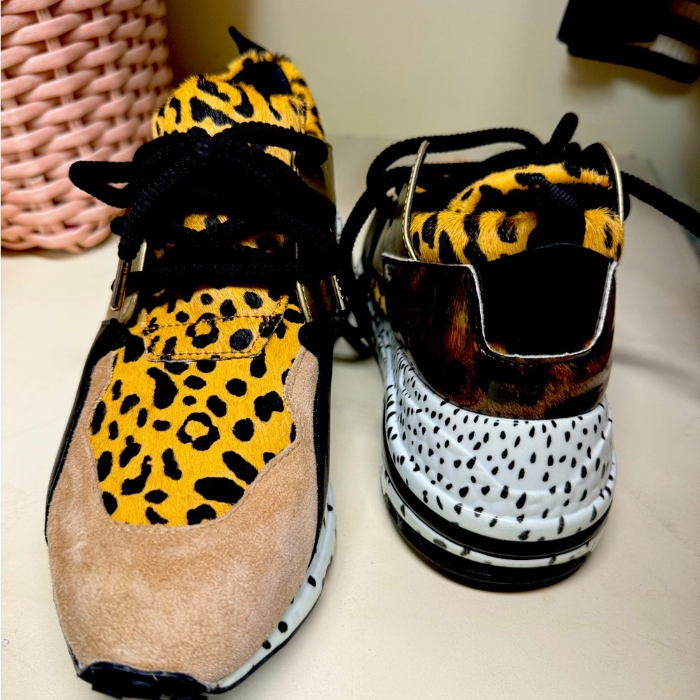 Steve Madden cliffhanger tennis shoes. Worn 2x!